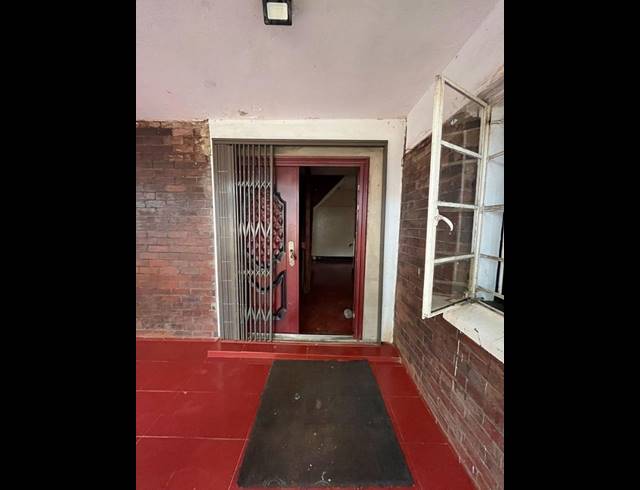 11 BEDROOM HOUSE FOR SALE IN BEZUIDENHOUT VALLEY